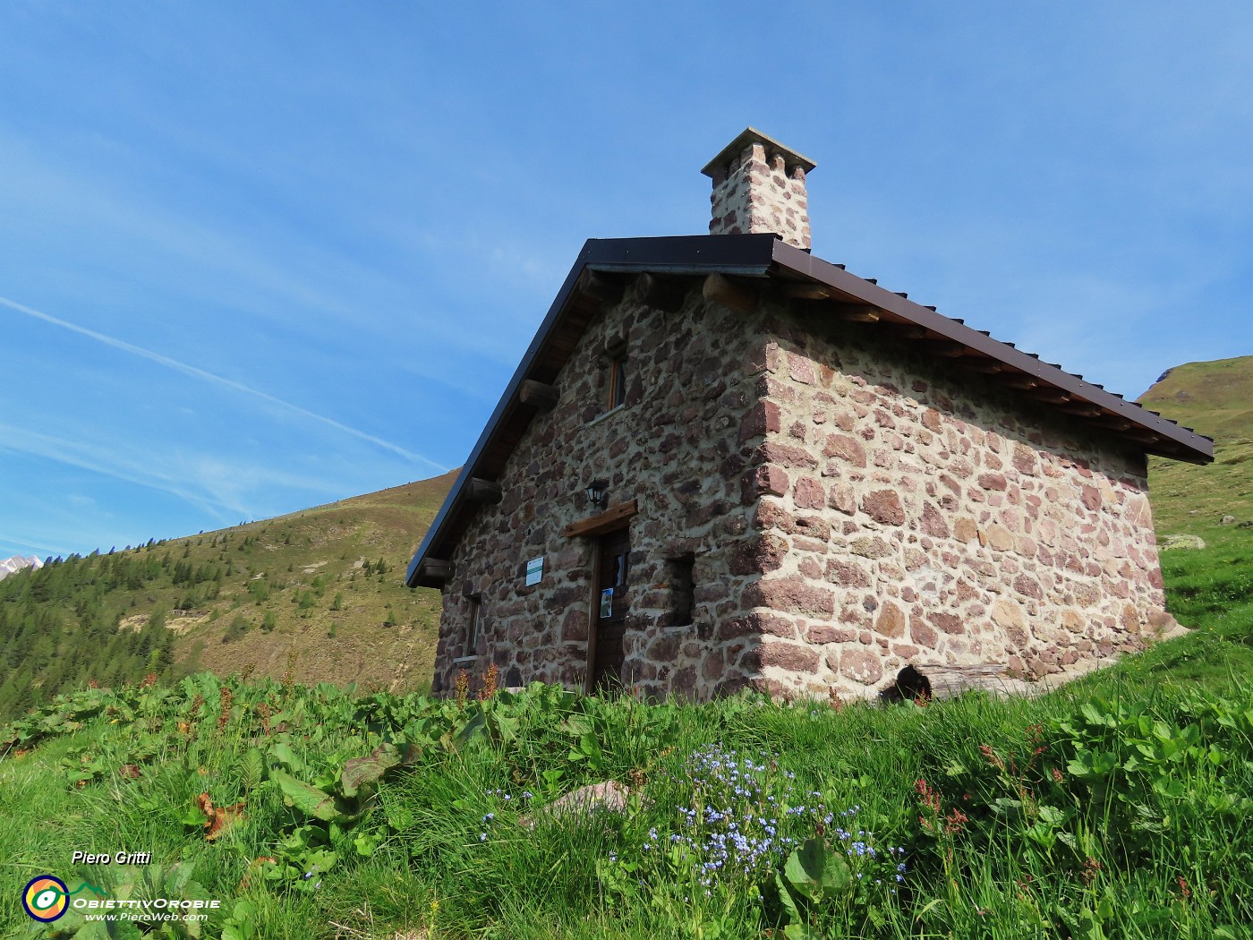 07 Saliamo in direttissima passando dalla bella baita.JPG